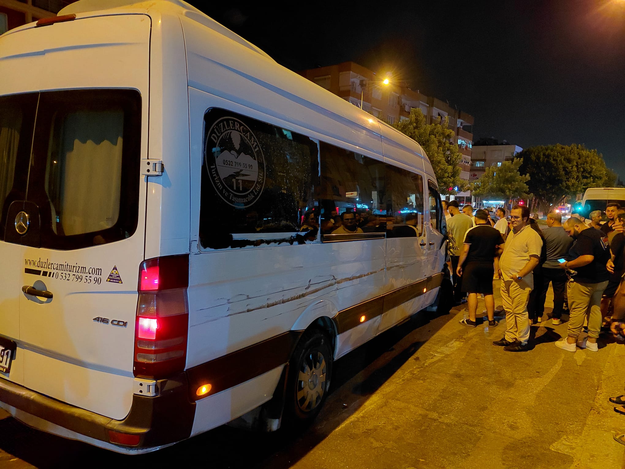 Antalya’da Servis Minibüsü Dehşeti: 7 Araç Hasar Gördü!