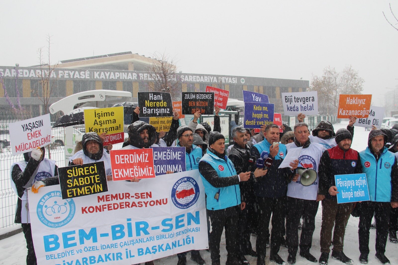 DEM'Lİ BELEDİYELERDE EŞİ BENZERİ GÖRÜLMEMİŞ MEMUR KIYIMI.. 3 GÜNDE 262 MEMUR İŞTEN ATILDI.. YOĞUN KAR ALTINDA PROTESTO