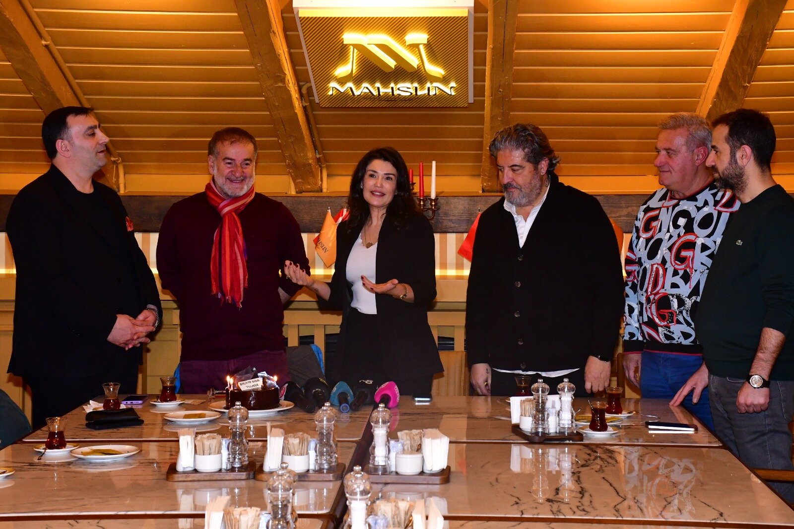 ESRA ÖZTÜRK'TEN SANAT VE DOSTLUKLA ÖRÜLÜ ÖZEL BULUŞMA