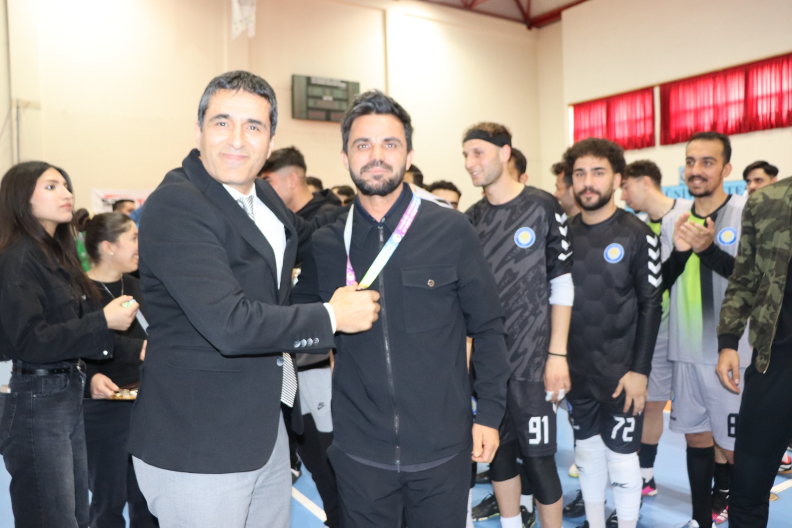 ÜNİVERSİTELİ SPORCULARDAN POLİSLERİ DUYGULANDIRAN JEST