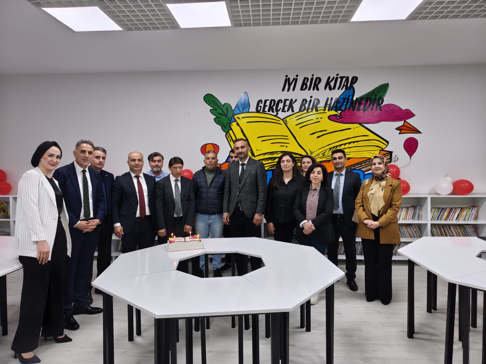 Şair ve Yazar Devran Sinanoğlu Diyarbakır’da 108 Köy Okuluna Kütüphane Kazandırdı
