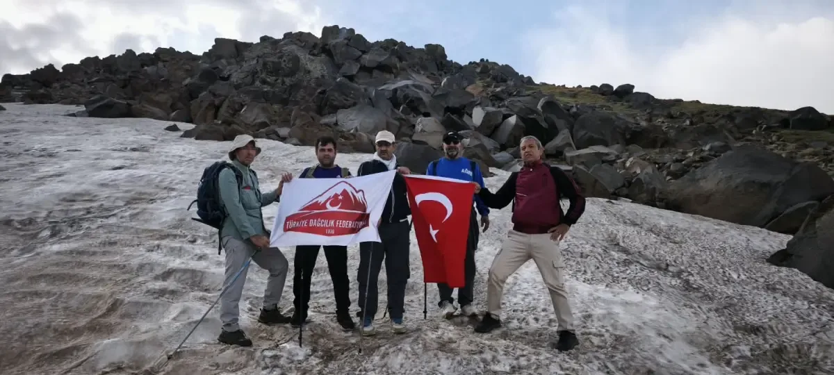 Ağrı’lı Dağcılar “30 Ağustos Zafer bayramı Süphan dağı” tırmanışı yaptı