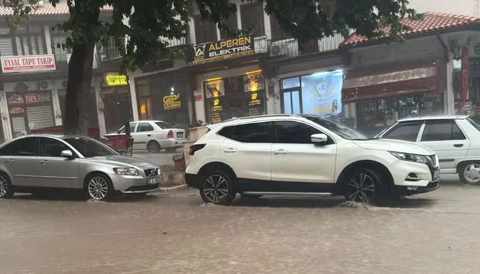 Antalya Elmalı’yı sağanak vurdu