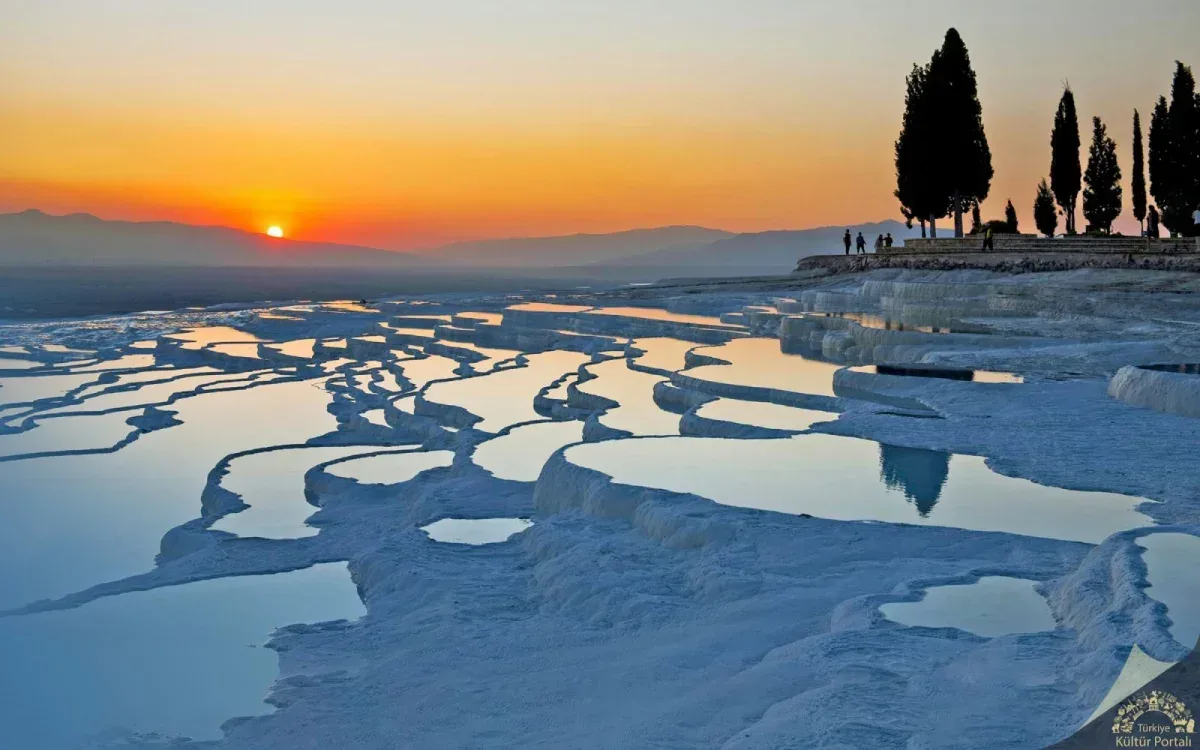 Beyaz travertenlerden antik kente: Pamukkale