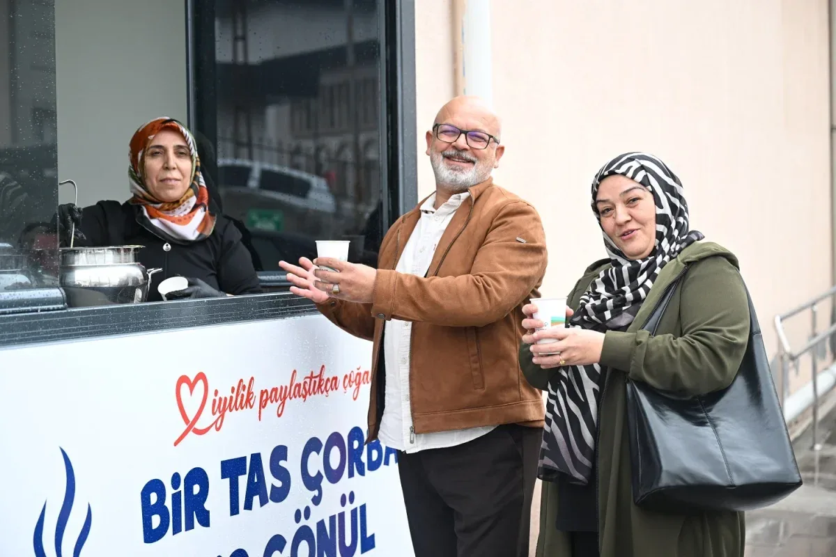 Yeşilyurt Belediyesi’nden hasta ve yakınlarına sıcak çorba ikramı