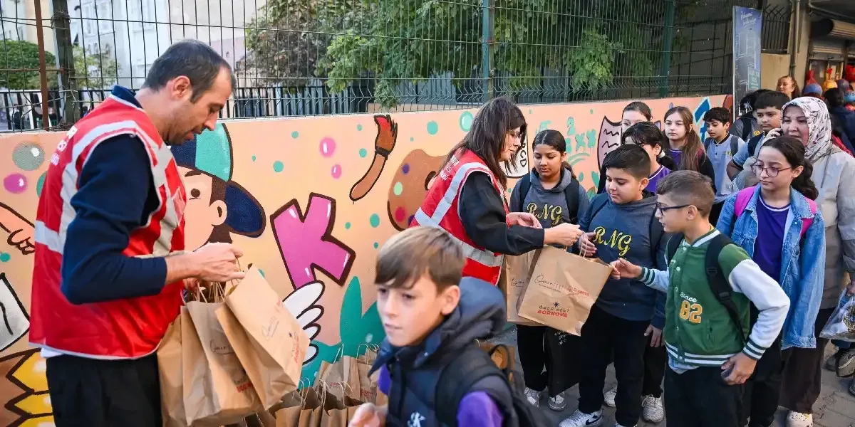 İzmir Bornova’da öğrencilere bin kumanya dağıtıldı