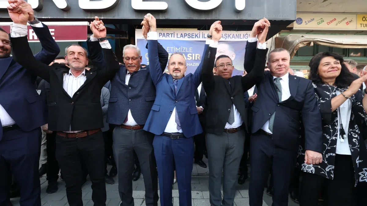 Bakan Yardımcısı Turan, AK Parti’ye katılan üç muhtar ve Cahit Bolelli’ye rozet taktı